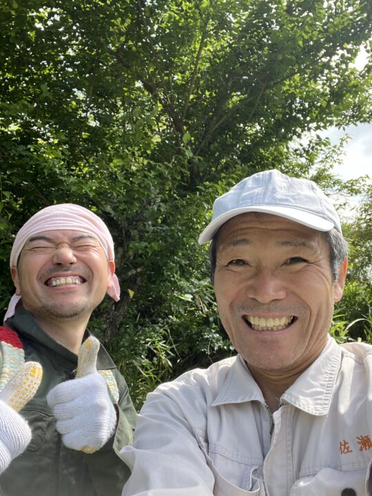 梅の木をバックに兄弟満面の笑み。